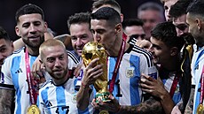 Argentinec Ángel Di María líbá trofej pro vítze mistrovství svta. (18....