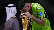 Argentinec Emiliano Martínez s trofejí pro vítze mistrovství svta. (18....