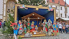 Jablíkový betlém na adventních trzích v Olomouci namalovala výtvarnice Emma...
