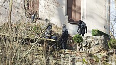 Nmecká policie zasahuje na loveckém zámeeku Schloss Waidmannsheil. (7....