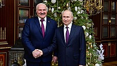 Ruský prezident Vladimir Putin si potřásá rukou se svým běloruským protějškem...