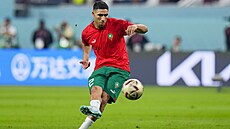 Marocký fotbalista Ašraf Hakimí se rozcvičuje před utkáním o bronz proti...