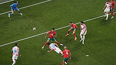 Joko Gvardiol z Chorvatska stílí gól hlavou proti Maroku v utkání o bronz na...