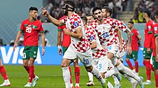 Joko Gvardiol z Chorvatska oslavuje branku se svými spoluhráí v utkání o...