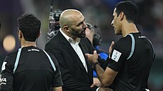 Marocký trenér Valíd Radžradžuí diskutuje s rohodčími během utkání proti...