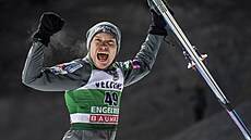 Slovinský skokan na ly�ích An�e Lani�ek vít�zí ve �výcarském Engelbergu.
