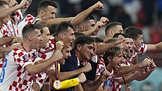 Chorvattí fotbalisté oslavují zisk bronzových medailí na mistrovství svta v...