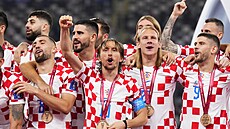 Slavící chorvattí fotbalisté. V ele kapitán Luka Modri.