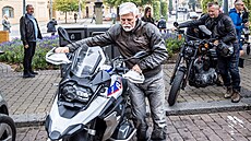Prezidentský kandidát Petr Pavel se svou motorkou (7. záí 2022)