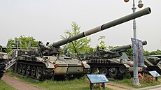M107 (vlevo) a M110 v barvách jihokorejské armády (muzejní exponáty)