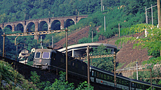 Partie z Gotthardské dráhy, rok 1993, vlak táhne lokomotiva ady Re 620...