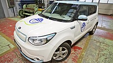 Elektrická Kia Soul v barvách Stední prmyslové koly dopravní v Plzni