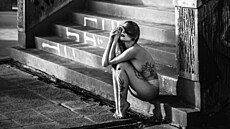 Podtrhuje eroti�no, ale zárove� ho podává decentn�, bez vulgární p�ímo�arosti,...