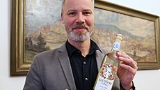 Starosta Kadan� Jan Losenický (ANO) s vínem, které získalo p�ívlastek Pozdní...