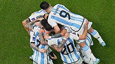 Fotbalisté Argentiny se radují z gólu Lionela Messiho v semifinále mistrovství...