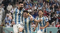 Fotbalisté Argentiny se radují z gólu Juliána Álvareze (uprostřed) v semifinále...
