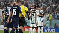 Fotbalisté Argentiny se radují z gólu Juliána Álvareze v semifinále mistrovství...
