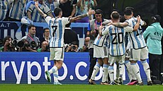 Fotbalisté Argentiny se radují z gólu Juliána Álvareze v semifinále mistrovství...