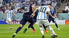 Argentinský útoník Lionel Messi pipravuje gól pro Juliána Álvareze v...