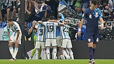Argentintí fotbalisté se radují z tetího gólu v semifinále mistrovství svta...