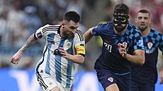 Argentinský útoník Lionel Messi uniká Joku Gvardiolovi z Chorvatska.