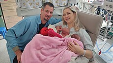 Man�elé Ta�ána a Michal Lakti�ovi se t�emi dcerami � Zarou, Terezou a Miou.