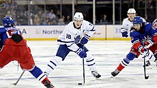 Mitch Marner se sna�í prokli�kovat obranou NY Rangers.