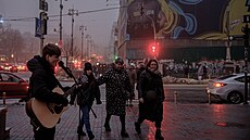 Pouliční zpěvák v centru Kyjeva hraje vlastenecké písně. Lampy nesvítí, město...