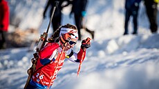 Jessica Jislová na trati stíhacího závodu ve francouzském Le Grand Bornand