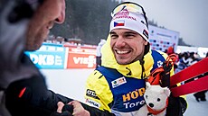 Michal Krmá pijímá gratulace k estému místu ve sprintu v Le Grand Bornand