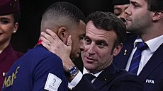 Francouzský prezident Emmanuel Macron se po prohraném finále snail utit...