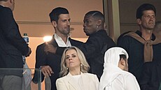 Tenista Novak Djokovi spolu s fotbalistou Paulem Pogbou ve VIP boxu pi finále...