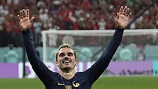 Francouzský fotbalista Antoine Griezmann zdraví fanouky po postupu do finále...