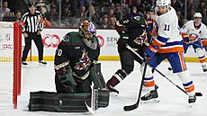 Gólman Arizony Karel Vejmelka zasahuje, ped brankovit se tlaí Zach Parise z...
