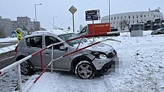 Auto v pražských Stodůlkách narazilo do zábradlí. (16. prosince 2022)