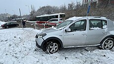 Auto v pra�ských Stod�lkách narazilo do zábradlí. (16. prosince 2022)