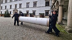 Plátno putovalo ze zámku v Jind�ichov� Hradci do Prahy.