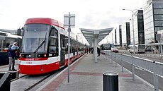 Obousm�rné tramvaje �koda ForCity Smart 45 (vpravo) jsou modern�j�í verzí dosavadních souprav z 80. a 90. let.