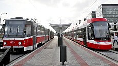 První z obousměrných tramvají Škoda ForCity Smart 45T (vpravo) určených pro...