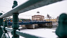 Opravený Moravský most pes Orlici, který je v sousedství pebudované...