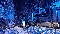 Havárie kamionu v Ralsku, který na náv�su p�epravoval osm �kodovek (12. 12....
