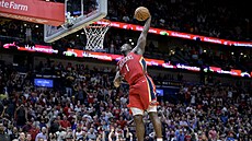 Zion WIlliamson z New Orleans sme�uje v zápase proti Phoenixu.