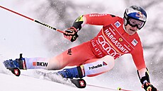 Marco Odermatt bhem obího slalomu ve Val dIsere.