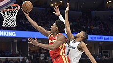 De'Andre Hunter z Atlanty (vlevo) se dostává na ko� p�es bránící hrá�e Memphisu.