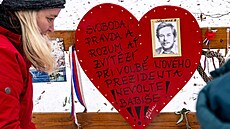 Lidé vzpomínají u chalupy v Hráde�ku na Václava Havla, který zem�el p�esn� p�ed...