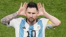 Argentinský kapitán Lionel Messi se vysmívá nizozemské lavičce poté, co...