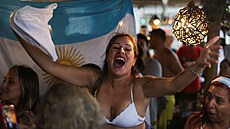 Argentinská fanynka slaví postup do finále. Ze samé radosti si svlékla triko.
