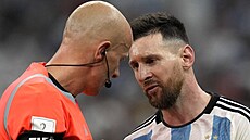 Polský sudí Szymom Marciniak a argentinský kapitán Lionel Messi diskutují během...