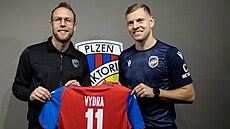 Mat�j Vydra (vpravo) je posilou Viktorie Plze�, na snímku se sportovním...