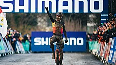 KRÁL JE ZPT. Belgian Wout van Aert si jede pro vítzství v cyklokrosovém...